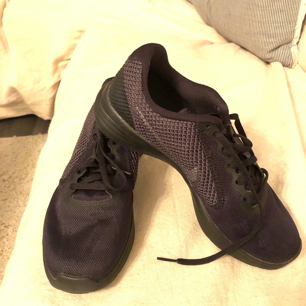 Nike black tennis shoes